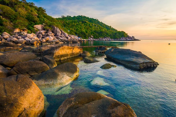 Dağ güneş ile Vacationa zaman kavramı pastoral deniz kayalık plaj