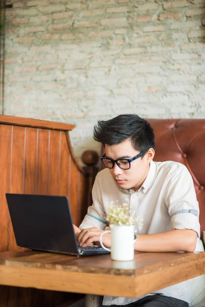 Yakışıklı işadamı vintage loft kahve s içinde laptop ile çalışma