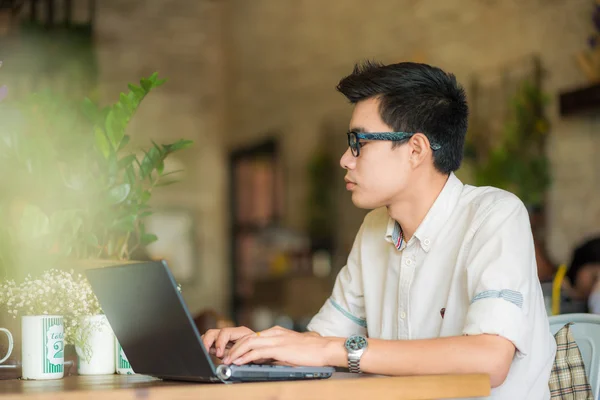 Yakışıklı işadamı vintage loft kahve s içinde laptop ile çalışma — Stok fotoğraf