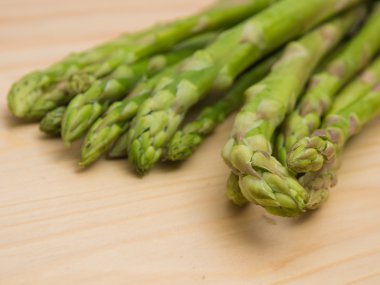 Kuşkonmaz Organik gıda nesne ahşap arka plan üzerinde