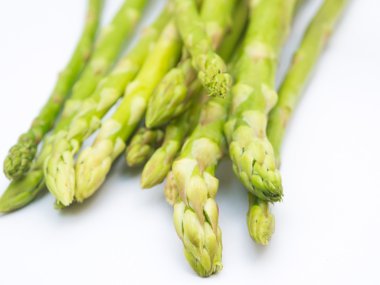 Beyaz bir arka plan üzerinde organik kuşkonmaz