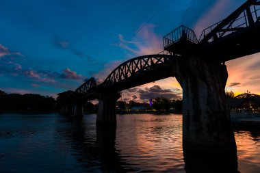 Kanchanaburi, Tayland için Kwai Nehri üzerinde köprü Sunset