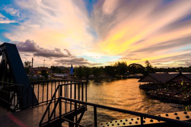 Renkli gökyüzü günbatımı river kwai demiryolu 