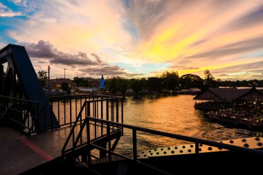 Renkli gökyüzü günbatımı river kwai demiryolu 