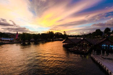 Renkli gökyüzü günbatımı river kwai demiryolu 