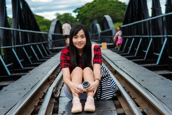 Asiático Mujeres Viajero Fotografía Con Cámara Ferrocarril Camino Hipster Estilo —  Fotos de Stock