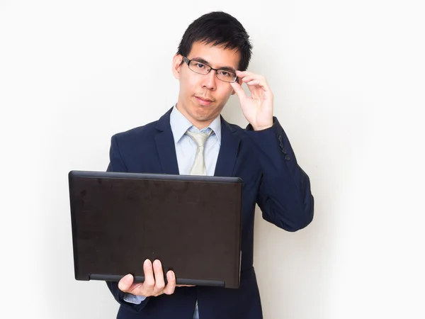 Asiático hombre de negocios usar gafas en profesional traje con un lapt —  Fotos de Stock