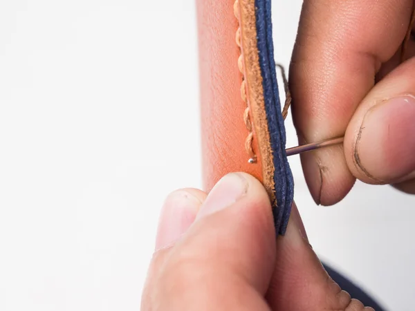 Řemeslné zpracování starých ručně vyráběné kožené peněženky — Stock fotografie