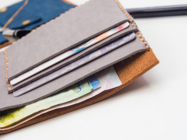 Eski el yapımı deri cüzdan işçilik izole beyaz arka plan üzerinde