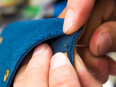 Nasıl el yapmak deri erkek cüzdan üzerinde ahşap arka plan yaptı.