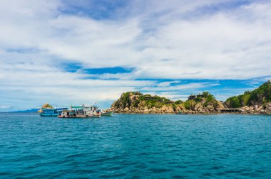 Deniz kaya dağ blues gökyüzü arka plan ile