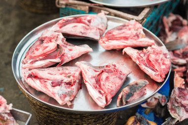 Taze çiğ kırmızı balığı ve uskumru balık pazarında, Pazar taze balık