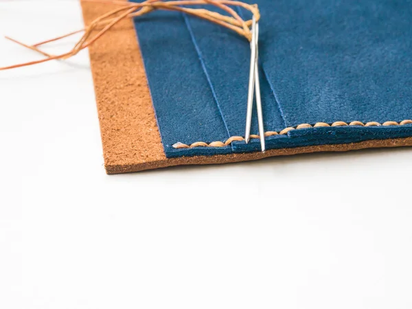 Wie Man Handgemachte Leder Brieftasche Auf Holz Hintergrund — Stockfoto