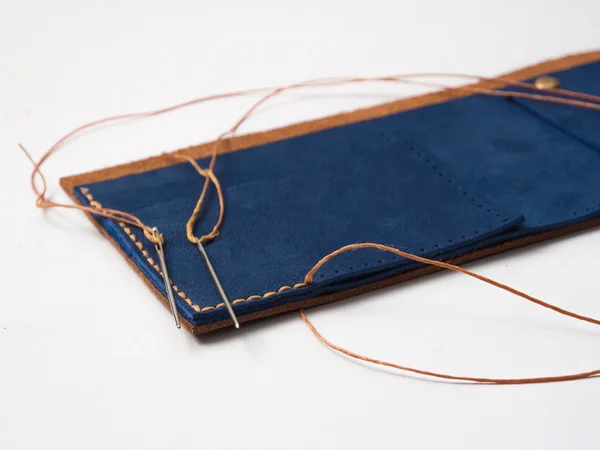 Řemeslné zpracování starých ručně vyráběné kožené peněženky — Stock fotografie