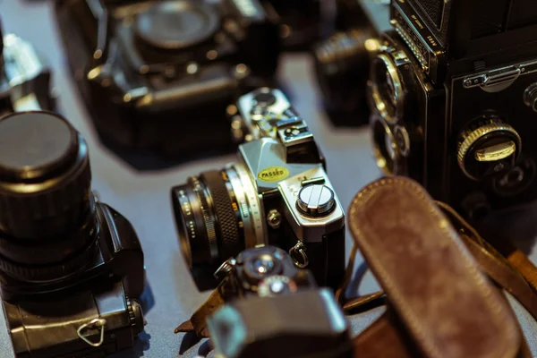 Группа старинных пленочных камер — стоковое фото