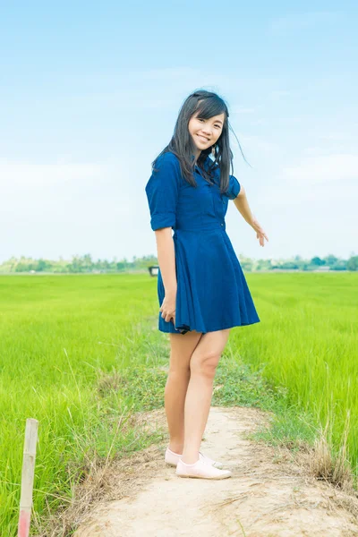 Retrato de mujer asiática vestido azul en el campo de arroz —  Fotos de Stock