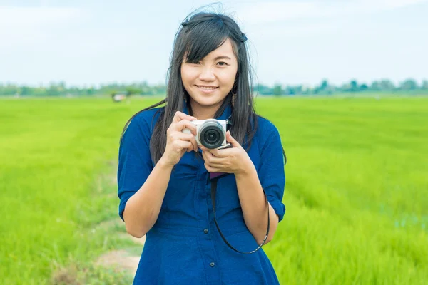 Retrato de mulher asiática vestido azul no campo de arroz — Fotografia de Stock