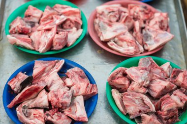 Taze çiğ kırmızı balığı ve uskumru balık pazarında, Pazar taze balık