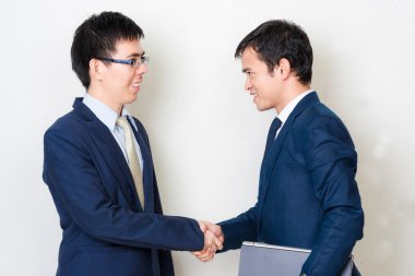 Asyalı işadamları el sıkışma iş başarılı başladıktan sonra