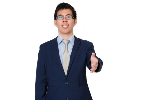 Портрет успешного бизнесмена-азиата, протягивающего руку на белом фоне
