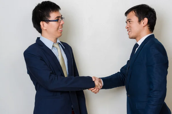 Dos hombres de negocios alegres dándose la mano para llegar a un acuerdo —  Fotos de Stock