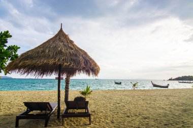 Tropikal plaj yatak güneş parlama ile