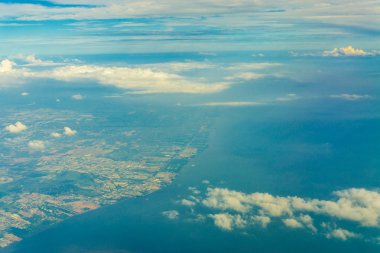 Mavi gökyüzü bulutlar ve bölge, ağaç