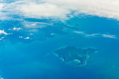 Mavi gökyüzü arka plan küçük bulutlar güneşli gün ile sahne