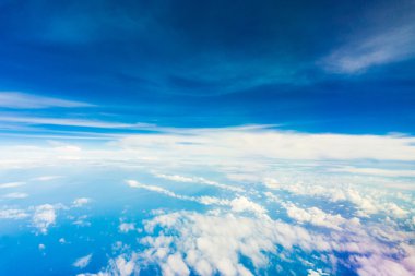 Küçük bulutlu mavi gökyüzü arkaplanı