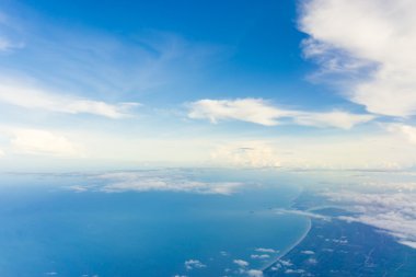 Mavi gökyüzü arka plan küçük bulutlar güneşli gün ile sahne