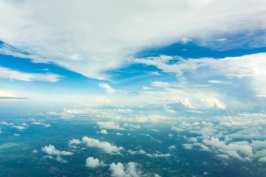 Mavi gökyüzü bulutlar ve bölge, ağaç