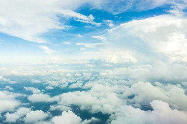 Mavi gökyüzü bulutlar ve bölge, ağaç