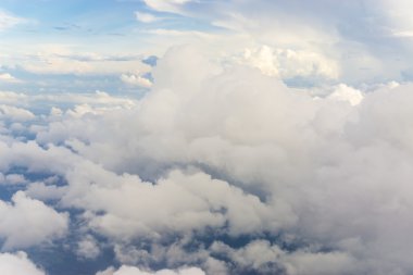 Mavi gökyüzü bulutlar ve bölge, ağaç