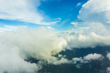 Mavi gökyüzü bulutlar ve bölge, ağaç