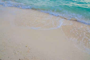 Okyanus dalgaları ve kum plaj arka plan