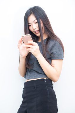 Gülümseyen Asya büyüleyici kadın smartphone manifatura kullanma