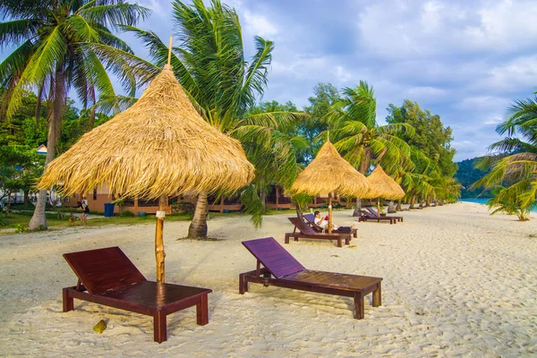 Cama de playa tropical con destello de sol — Foto de Stock