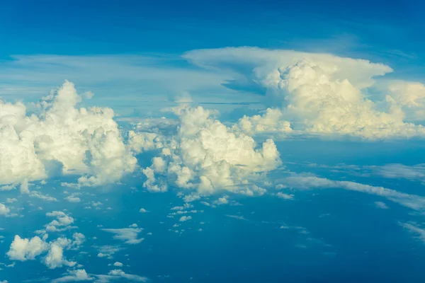 Langit biru dengan awan dan wilayah dengan pohon — Stok Foto