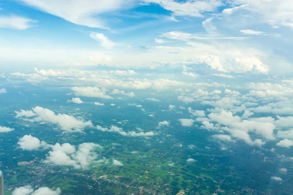 Cielo azul con nubes y territorios con árbol — Foto de Stock