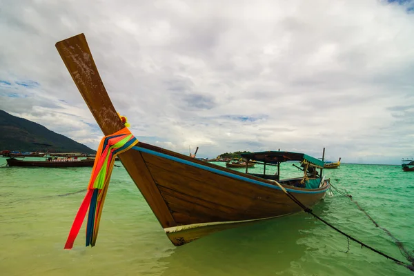 Parque de barcos de madera en la hermosa playa en la isla de Lipe — Foto de Stock