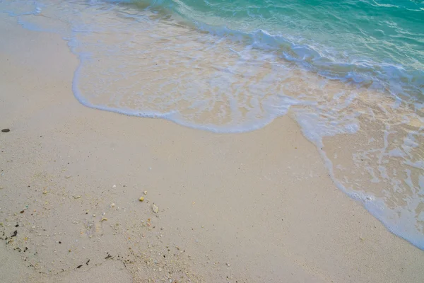 Natuurlijke scène van de zomer zee golven — Stockfoto