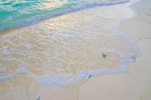Oceaan golven en zand strand achtergrond — Stockfoto