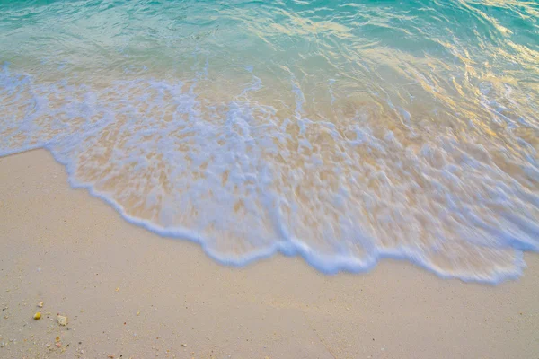 Natuurlijke scène van de zomer zee golven — Stockfoto