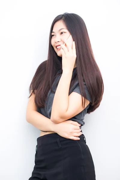 Lächelnde asiatische Geschäftsfrau telefoniert — Stockfoto