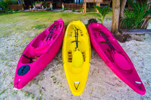 A gyönyörű trópusi szigeten strand színes vízibicikli — Stock Fotó