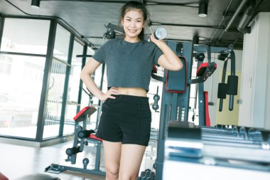 Kadın etmek spor vücut güçlü ve güzel için kaldırma