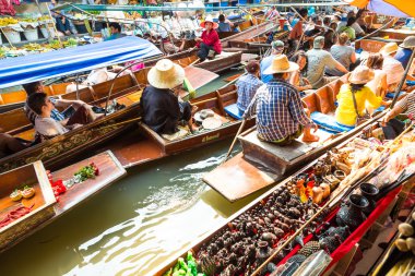 RATCHABURI, THAILAND-MARCH 20 Mart 2016 'da Tayland' da Damnoen Saduak Yüzen Pazarı. Hediyelik eşya dükkanı, renkli meyveler, sebzeler ve Tayland mutfağıyla dolu bir sürü küçük tekne..