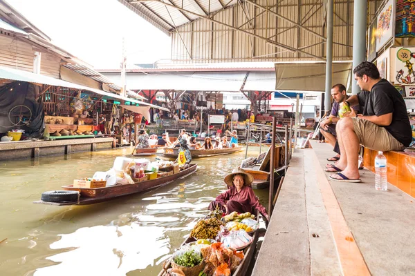 Ocupado domingo por la mañana en Damnoen Saduak mercado flotante —  Fotos de Stock