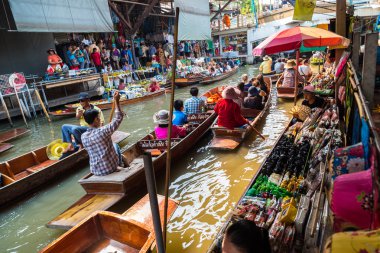 RATCHABURI, THAILAND-MARCH 20 Mart 2016 'da Tayland' da Damnoen Saduak Yüzen Pazarı. Hediyelik eşya dükkanı, renkli meyveler, sebzeler ve Tayland mutfağıyla dolu bir sürü küçük tekne..