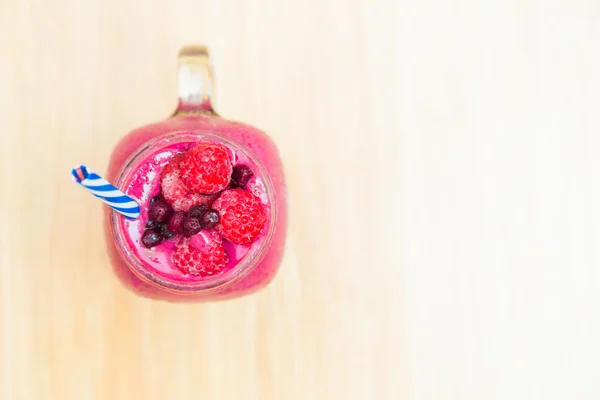 Tarro de batidos con fresas de arándanos y arándanos en woo — Foto de Stock